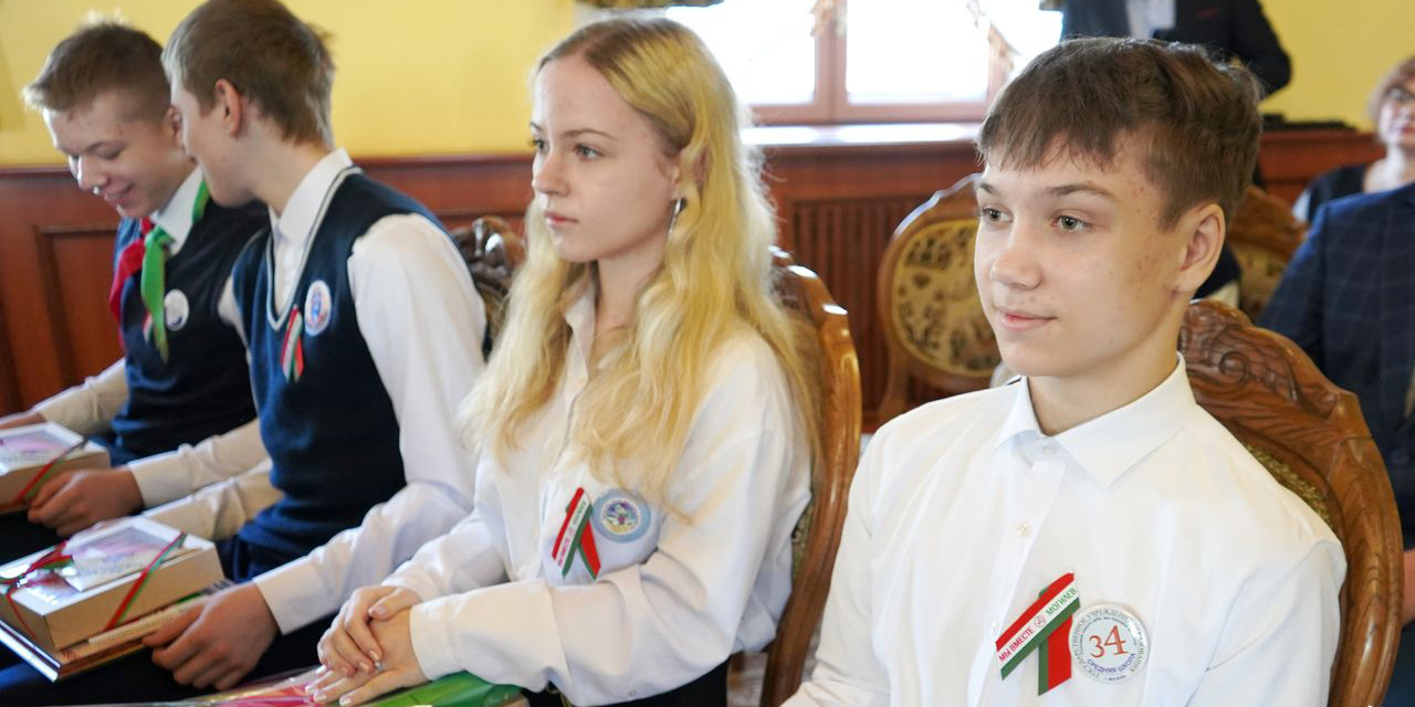 В День Конституции в Могилеве торжественно вручили паспорта юным горожанам