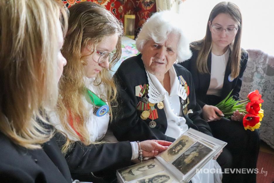 Могилевчанка Елизавета Хомченко получила материальную помощь ко Дню Победы