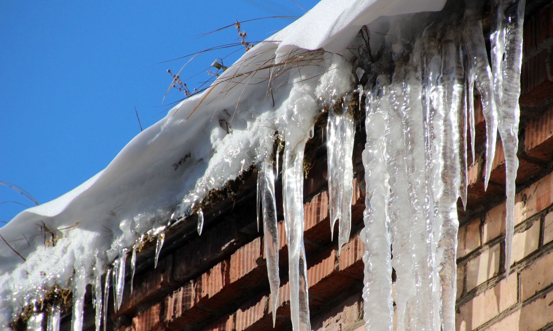 В Могилёве усилена работа по уборке снега с крыш