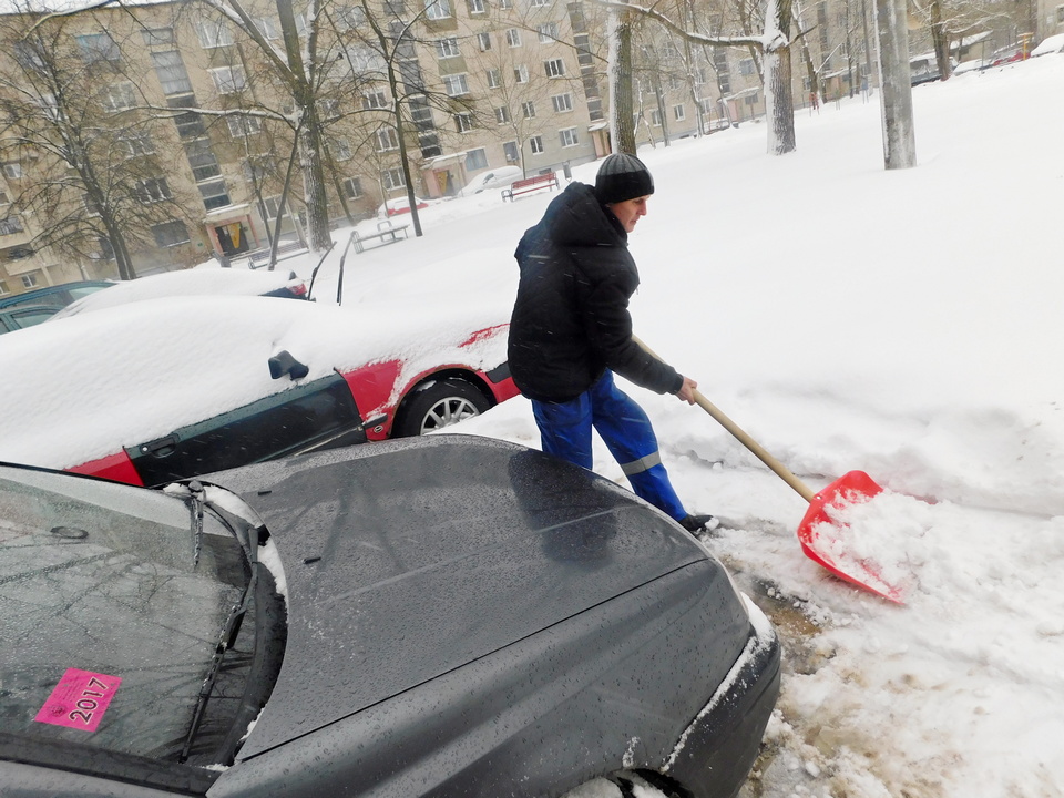 Автовладельцев и жителей многоэтажек просят принять участие в уборке снега во дворах