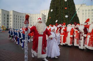 Встреча Деда Мороза и зажжение огней на главной елке Могилева и области