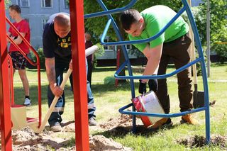 Волонтеры БРСМ в Могилеве помогают в благоустройстве детских площадок