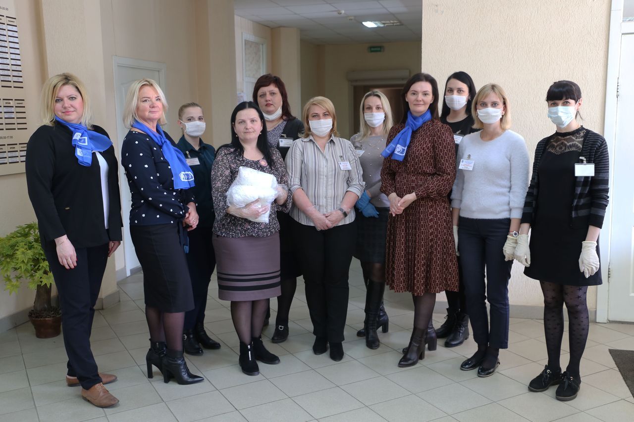 Представители Белорусского союза женщин передали работникам ЦСОН Ленинского района Могилева защитные маски