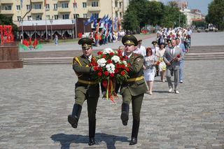 Возложение венков и цветов к Вечному огню в честь 76-й годовщины освобождения Могилева от немецко-фашистских захватчиков