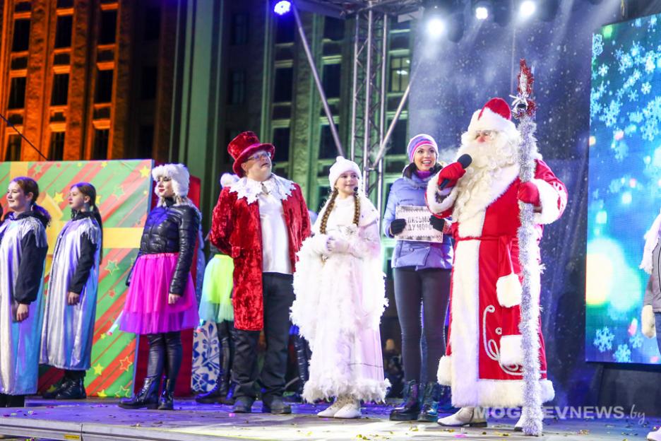На главной елке Могилева зажгли новогодние огни