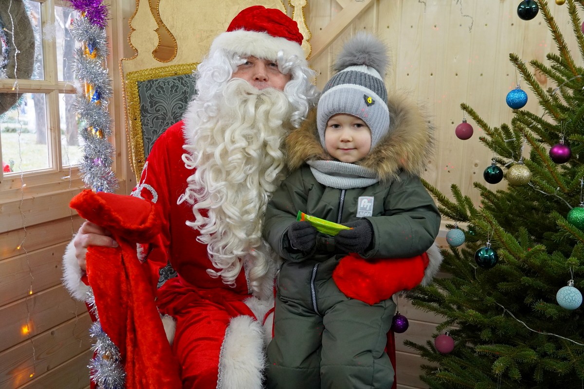 Резиденция Деда Мороза открылась в парке Подниколье. На новоселье пришли тысячи горожан
