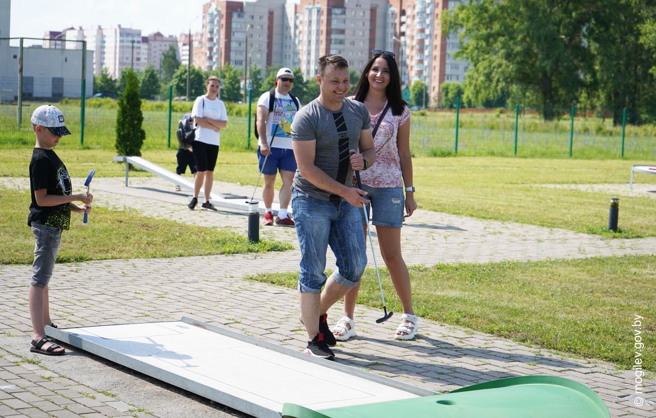 В Могилеве прошли соревнования по мини-гольфу среди молодых семей 