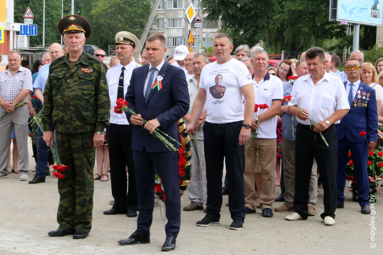 ПДелегация Ярославской области приняла участие в митинге возле братской могилы на улице Лазаренко в Могилеве