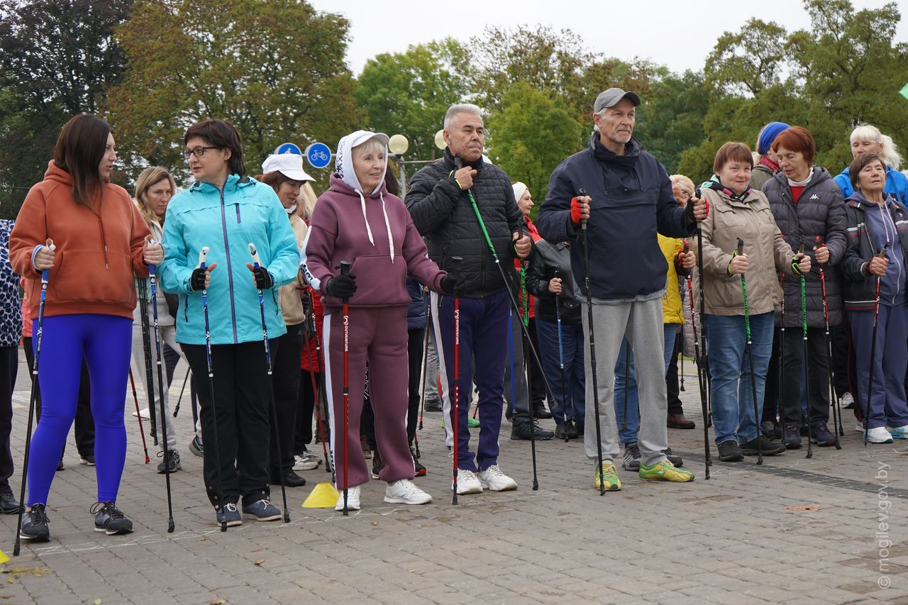 В Могилеве прошел марафон по скандинавской ходьбе для людей старшего возраста