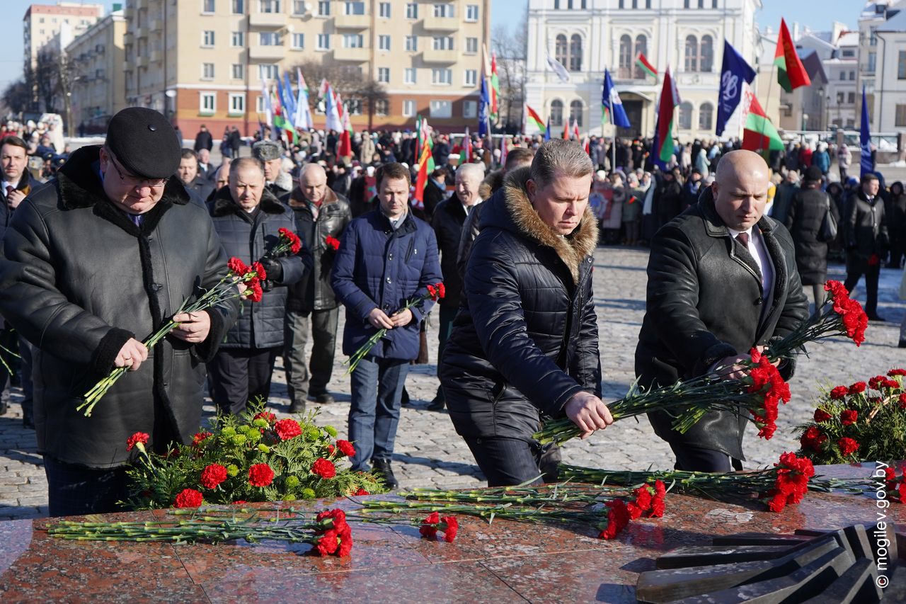 Торжественная церемония возложения цветов и венков к Вечному огню на площади Славы в Могилеве