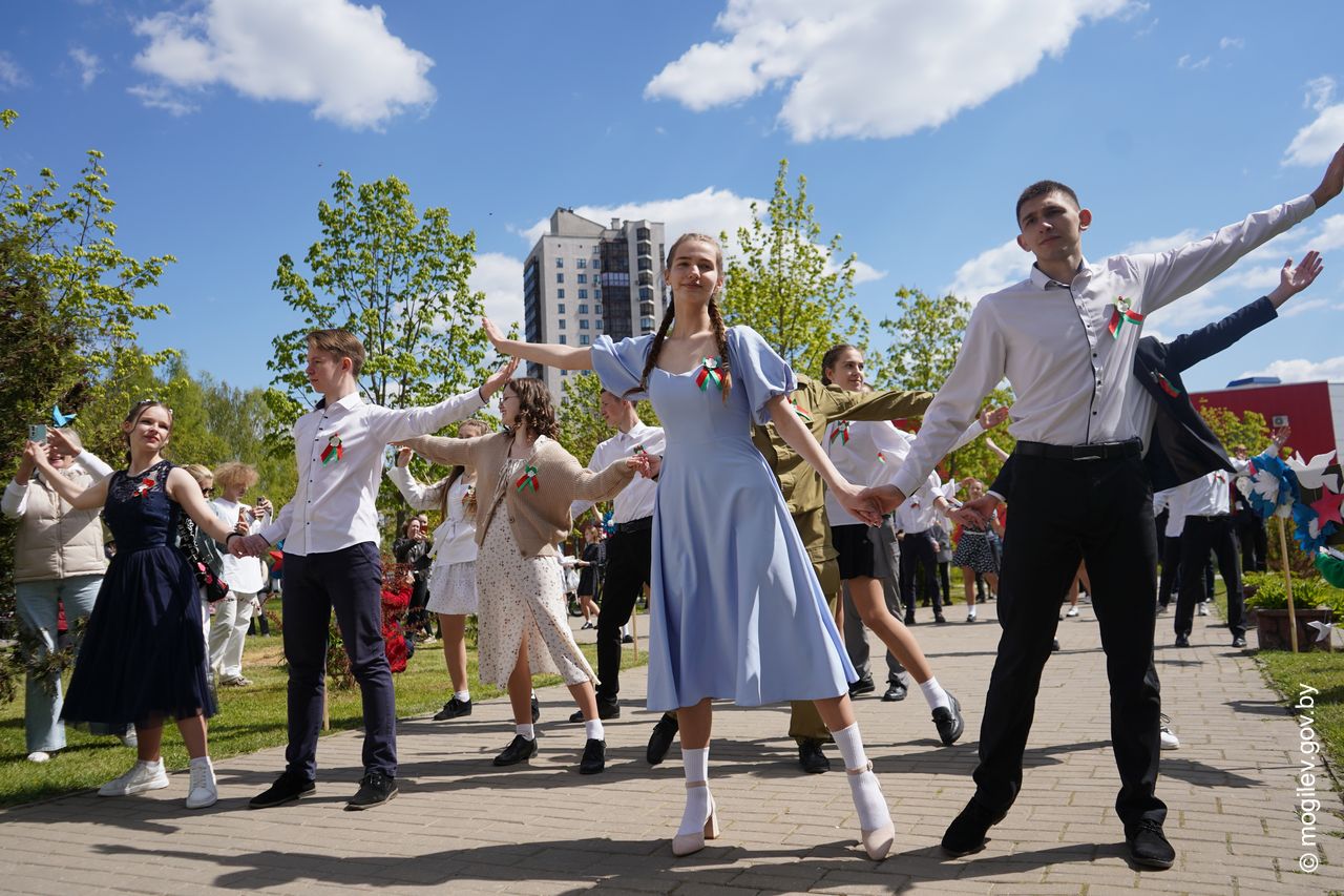 В Могилеве состоялся молодежный танцевальный флешмоб «Победный вальс»