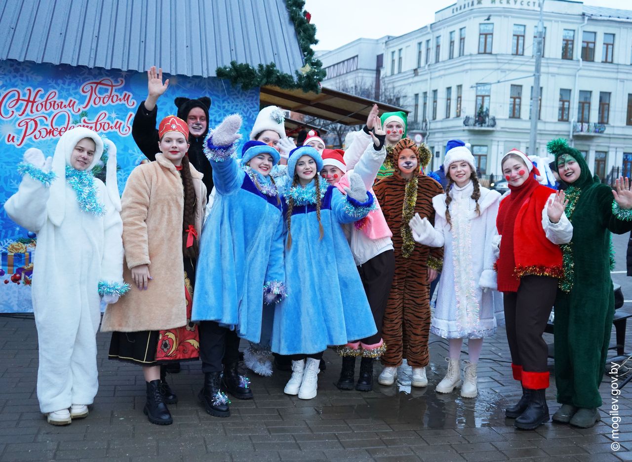 Новогодние сказки показывают в Театральном сквере Могилева