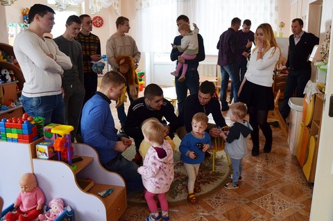 Могилёвские спортсмены с благотворительной акцией посетили Дом ребёнка 