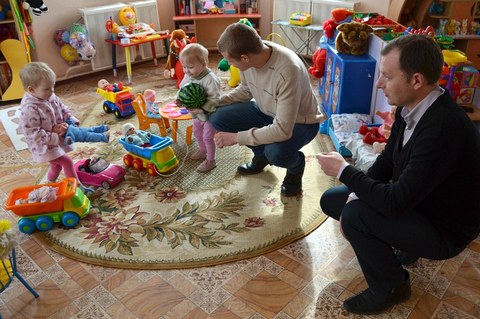 Могилёвские спортсмены с благотворительной акцией посетили Дом ребёнка 