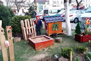 В Могилёве жители многоэтажки украсили дворик к светлому празднику Пасхи