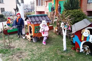В Могилёве жители многоэтажки украсили дворик к светлому празднику Пасхи