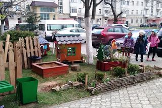 В Могилёве жители многоэтажки украсили дворик к светлому празднику Пасхи