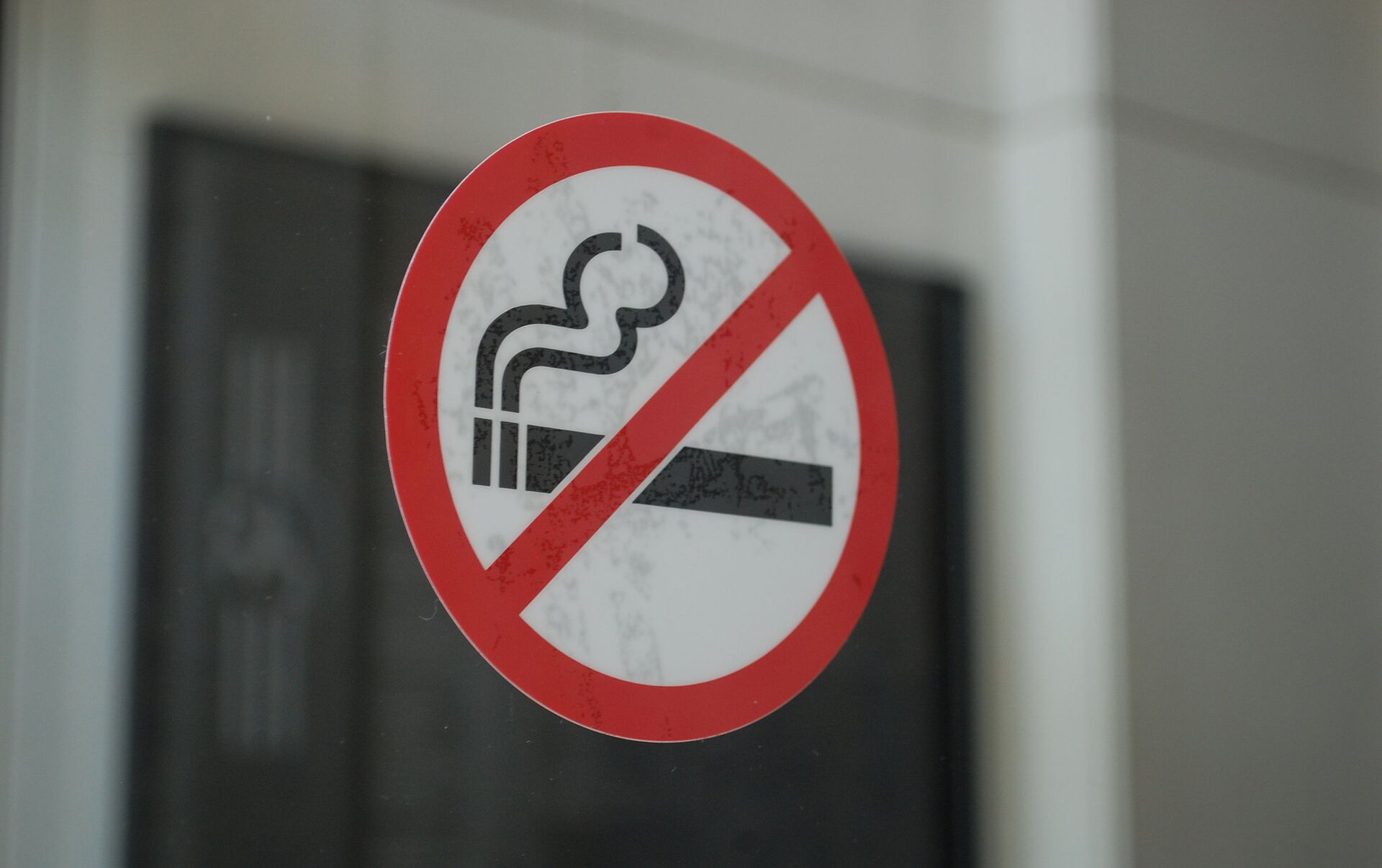 За курение в местах, запрещенных законодательством, предусмотрен штраф в размере до 4-х базовых величин