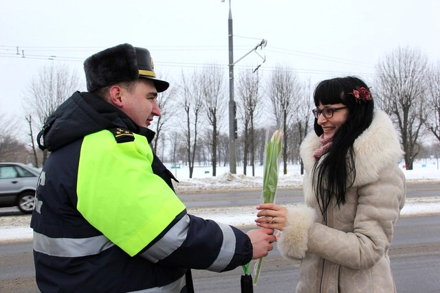 Сотрудники ГАИ поздравляли женщин-водителей в Могилёве 