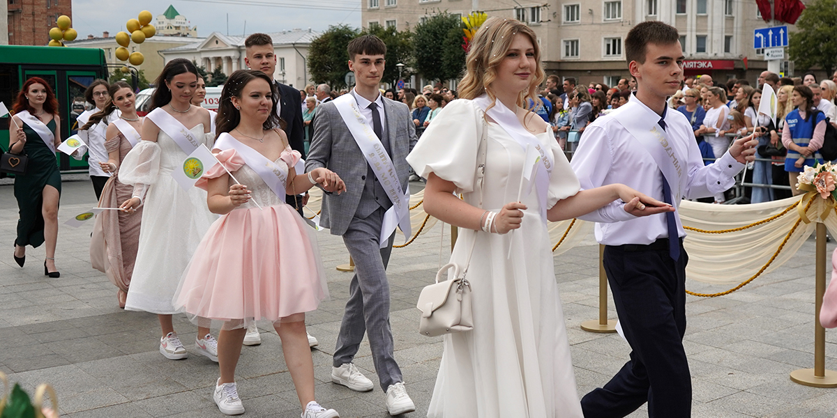 «Звездный выпускной-2024»: общегородской праздник собрал в Могилеве более 1,8 тыс. выпускников
