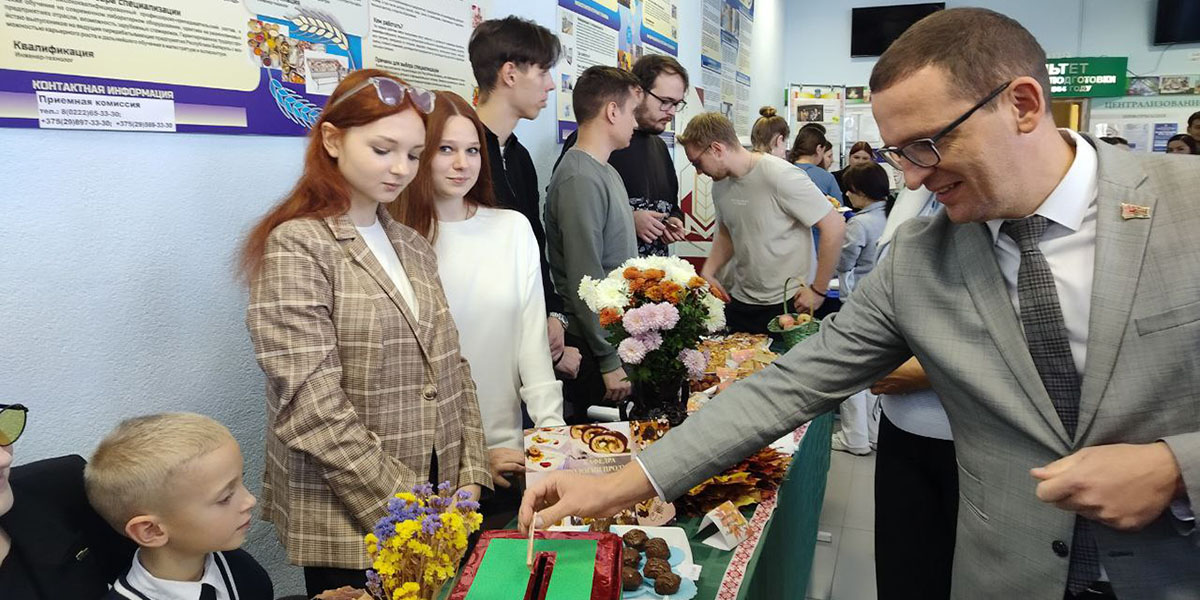 «Мамины рецепты»: семейные блюда представили сотрудники и студенты БГУТ на ярмарке, посвященной Неделе родительской любви