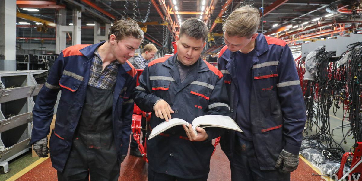 Студенты БРУ в составе студотрядов работают на конвейере Минского тракторного завода