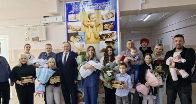 В родовом физиологическом отделении Могилевской клинической больницы № 1 поздравили мам, родивших третьего ребенка