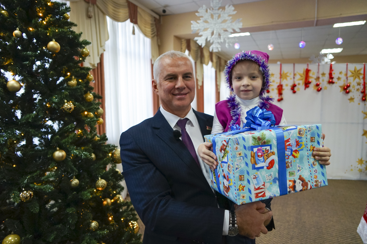 Марафон «Новогоднее желание»: праздник для воспитанников Социально-педагогического центра Октябрьского района 