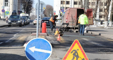 В Могилеве приступили к ямочному ремонту дорог. Фоторепортаж
