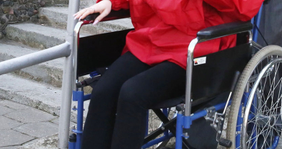 Кто может получить кресло-коляску бесплатно, рассказали в Минтруда