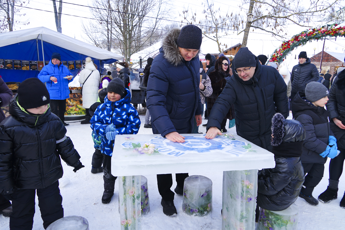 Конкурс снежных фигур и чемпионат по метанию валенка в Могилеве