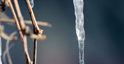 Спасатели предупредили о рисках для автомобилистов и пешеходов при гололедице