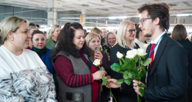 На рабочих местах с цветами: в Могилеве проходит областная акция ко Дню женщин