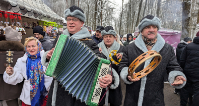 Катание на санках, концерт, хоккей на озере - праздничные гуляния прошли в Печерском лесопарке в Могилеве