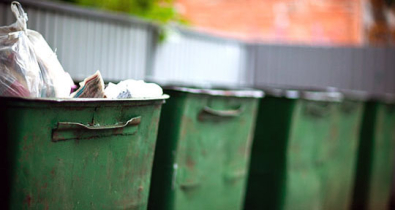 Огромный долг за коммуналку и тонны мусора: история пенсионера, который годами живет среди отходов. Видео