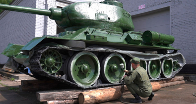 Советский танк Т-34 реставрируют военнослужащие в Могилеве. Видео