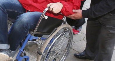 Где можно научиться правильному уходу за пожилыми и инвалидами, рассказали в Минтруда