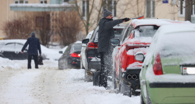 В Госавтоинспекции рассказали, можно ли застолбить почищенное от снега парковочное место