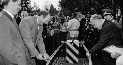 30 лет назад был снесен символический шлагбаум между Беларусью и Россией