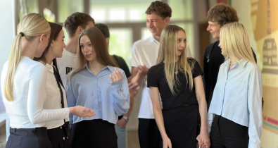 За шаг до выпускного. Как могилевские школьники готовятся к последнему звонку и о чем мечтают