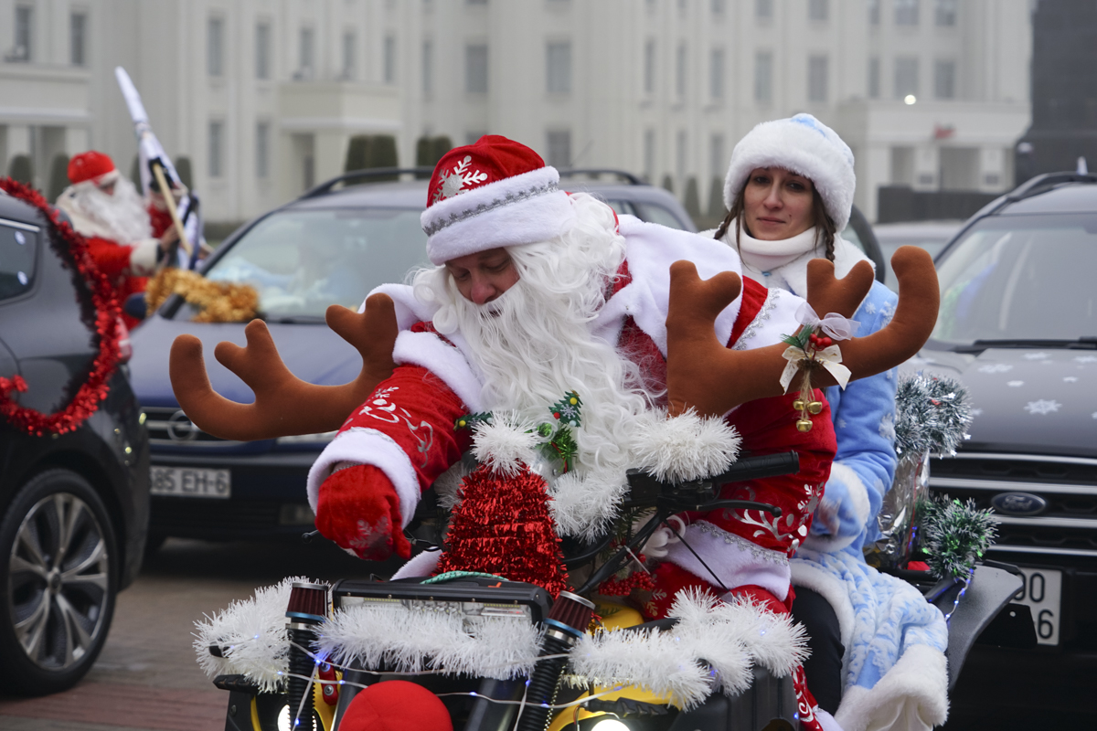 «За рулем Дед Мороз»: новогодний автопарад в Могилеве