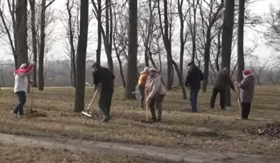 Более 150 человек Могилевской городской организации ветеранов вышли на уборку парка имени Максима Горького. Видео