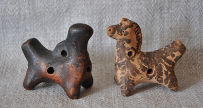 В Могилеве молодежь учили делать народные игрушки-свистульки