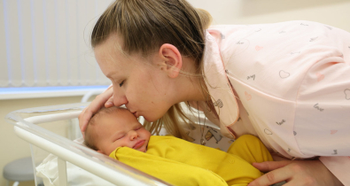 Подарки от Президента, цветы и пожелания. В Могилеве поздравили женщин, ставших мамами в новогоднюю ночь