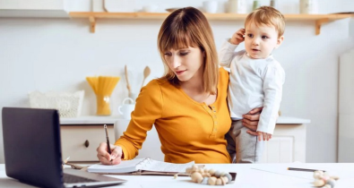 В Минтруда рассказали об особенностях работы в период отпуска по уходу за ребенком до трех лет