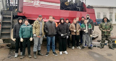 Могилевские студенты и учащиеся колледжа помогают подшефному сельхозпредприятию строить ферму