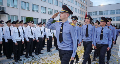 Улыбки, напутствия и передача погон. Последняя вечерняя поверка прошла в Могилевском институте МВД