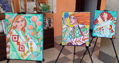 «От василька до солнца: женщины родной земли»: в театре кукол открыта выставка работ учащихся арт-студии «Аист»