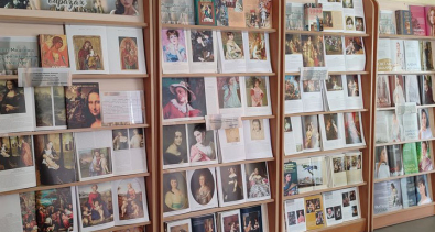 В городской библиотеке им. К.Маркса оформлена книжная выставка-серенада «Весна в женских образах» 