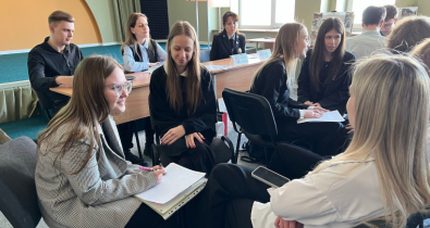 Проверили знание Конституции. Ученики могилевской школы поучаствовали в квизе «Правовой драйв»